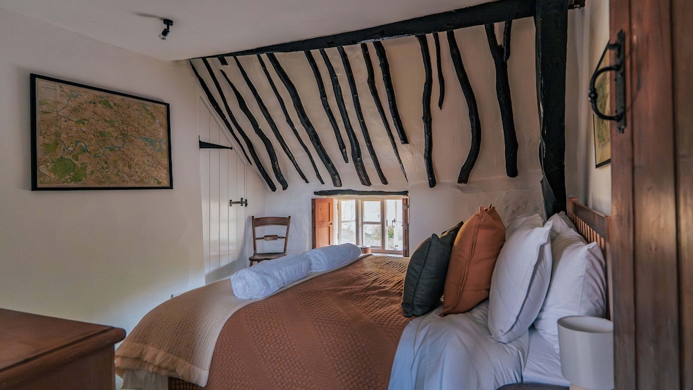 4Bed Thatched Cottage in Oxfordshire