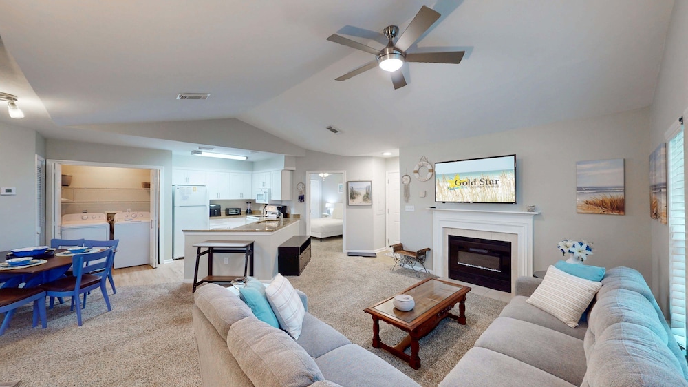 Charming 2BR Condo w/ Private Balcony in Gulf Shores, Pool, Hot Tub