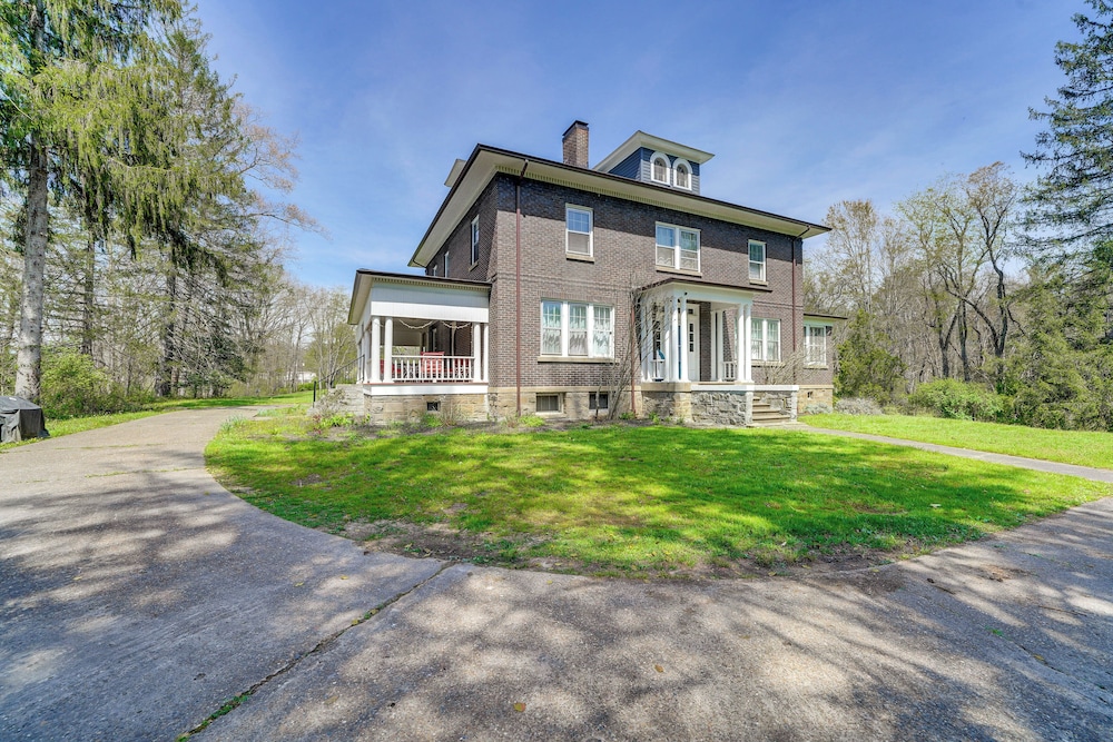 9 Mi to New River Gorge: Spacious Retreat w/ Porch