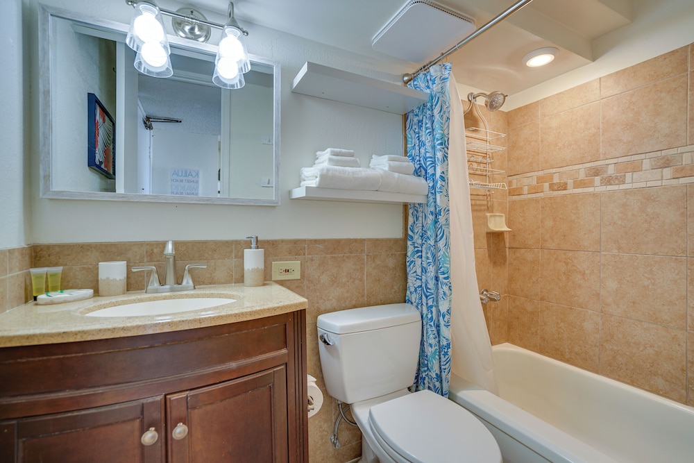 Vibrant Studio in the Heart of Waikiki!