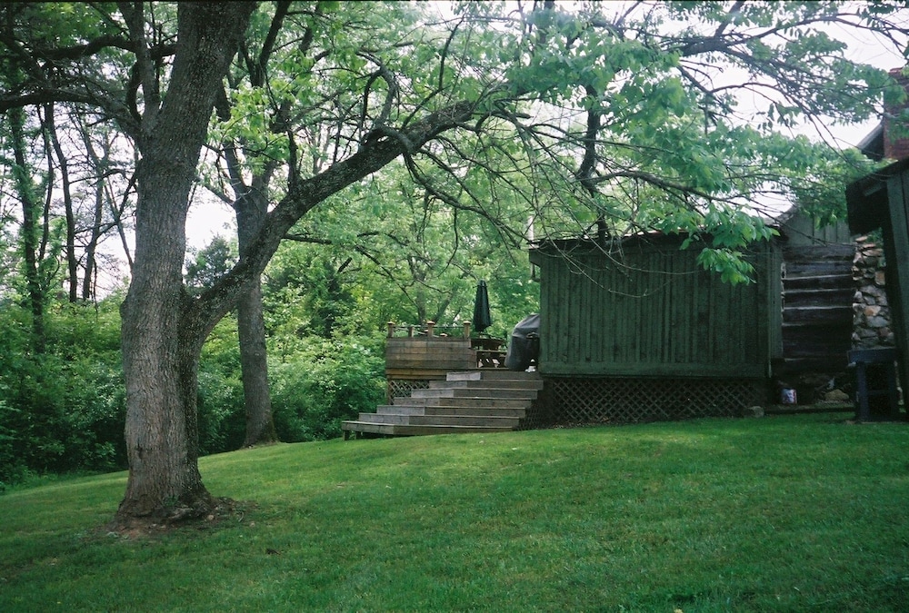 Lexington Vacations - DeHart Cabin - Property Image 7