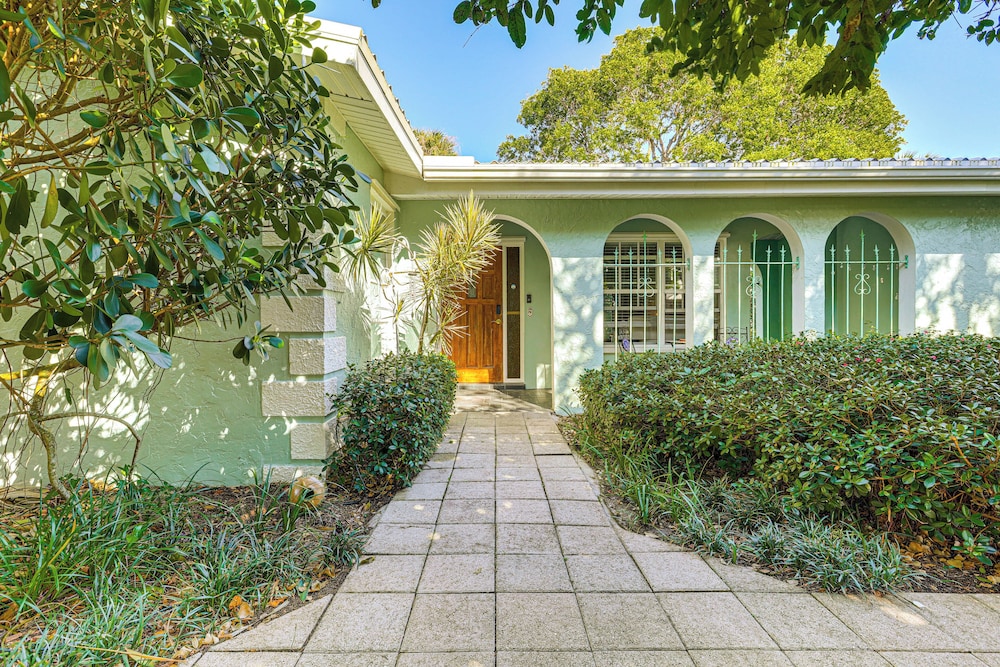 1 Mi to Dtwn Stuart: Home w/ Pergola & Garden!