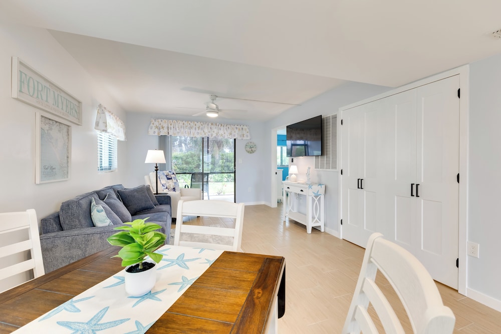 5 Mi to Fort Myers Beach: Condo w/ Private Lanai!