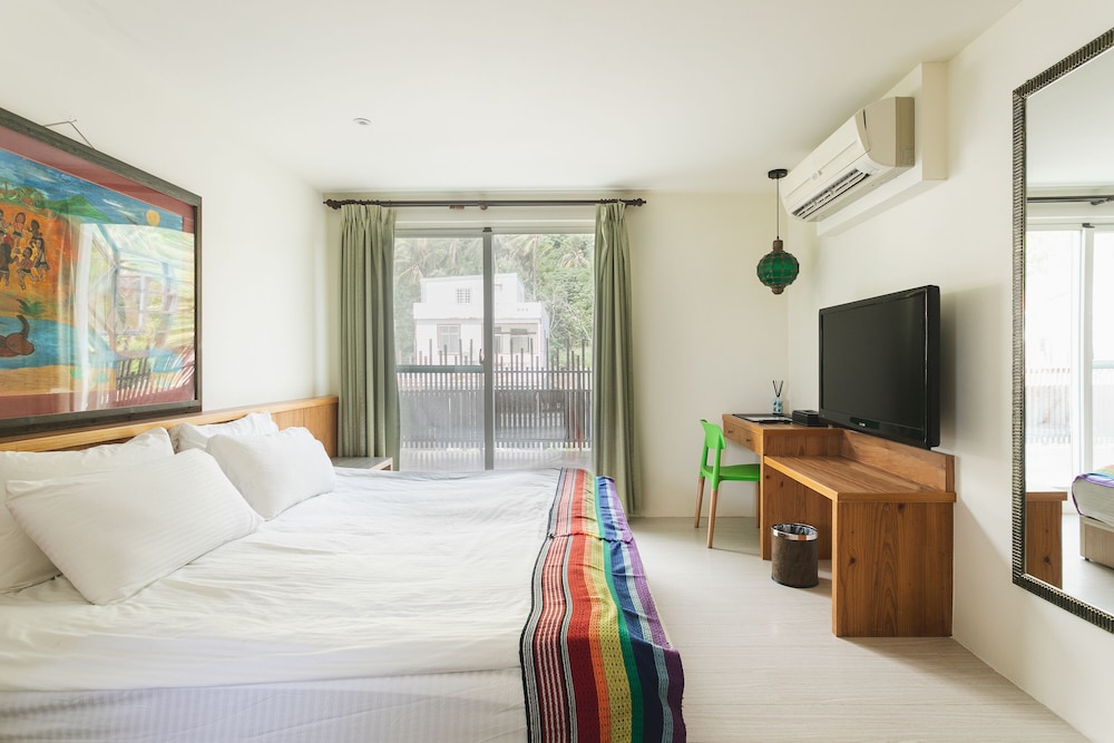 LowPressure restaurant & surf guesthouse view 3