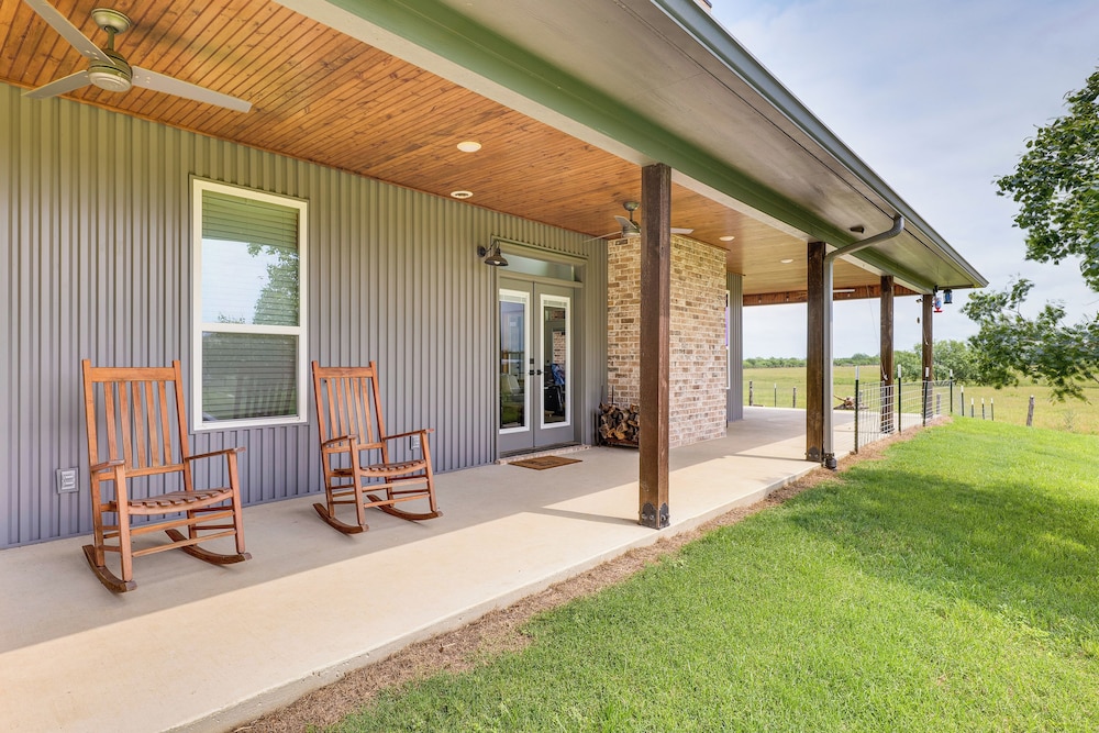 Modern Bryan Farmhouse on 1 Acre w/ Hot Tub!