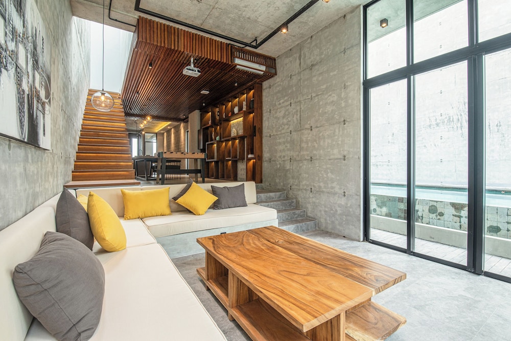 Modern 4BR Canggu Retreat Just 8mins to the Beach