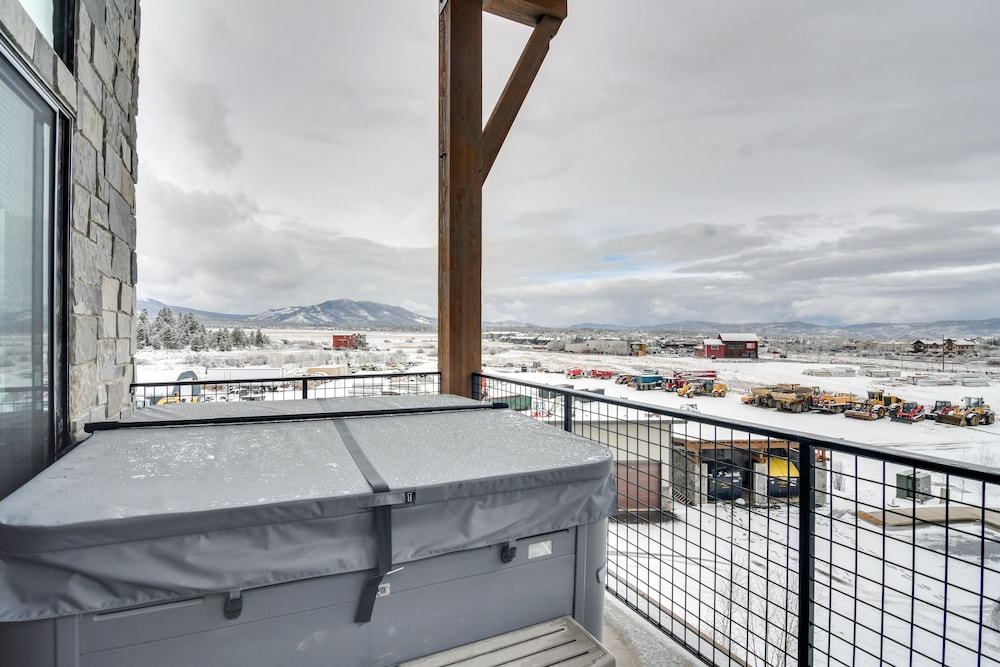 Winter Park Retreat: Balcony, Hot Tub & Fireplace!