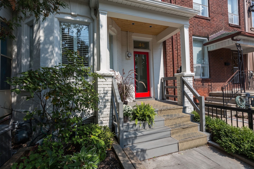 Applewood Suites - Queen West - Image 1