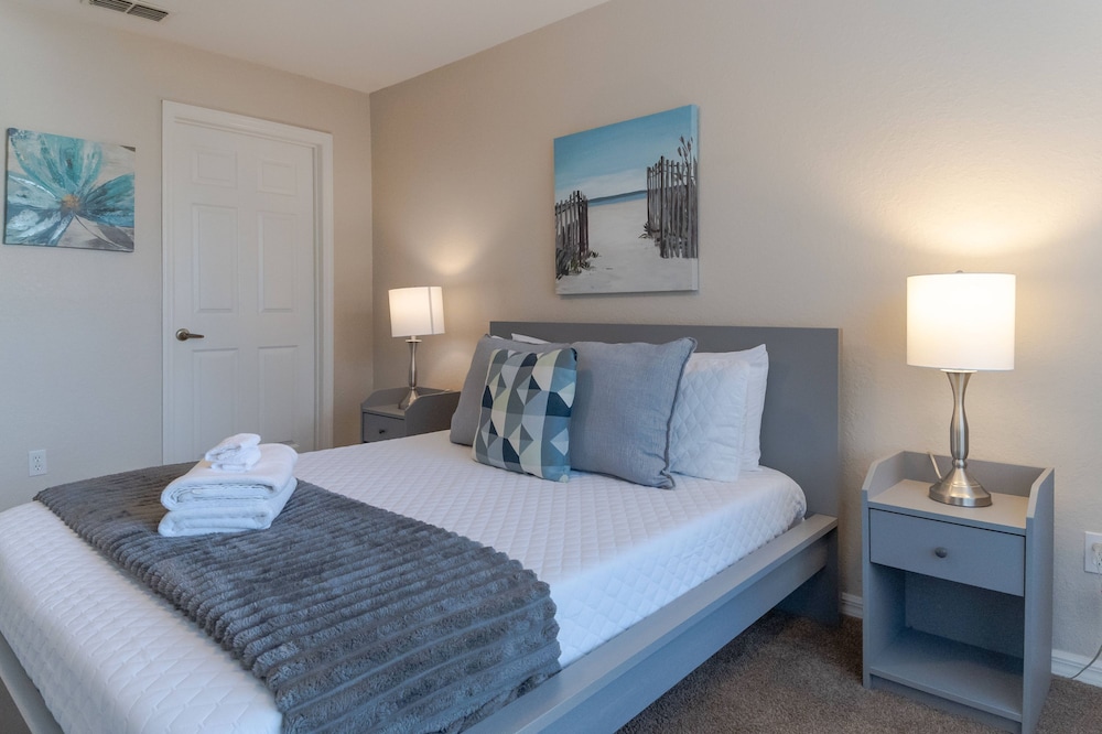 Charming Townhouse Near Disney