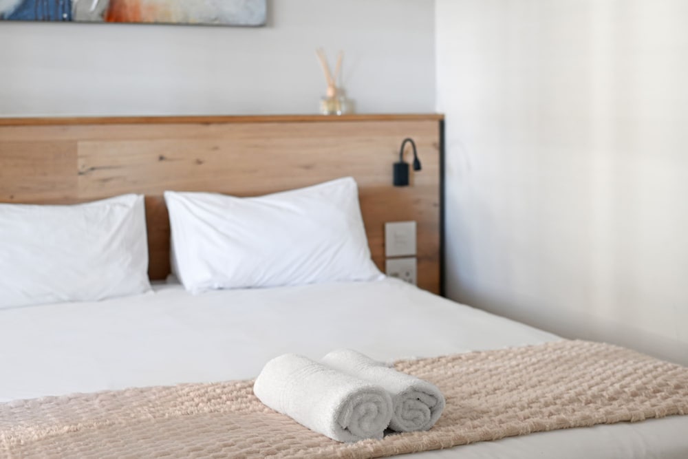 One Bedroom Green Point Spacious