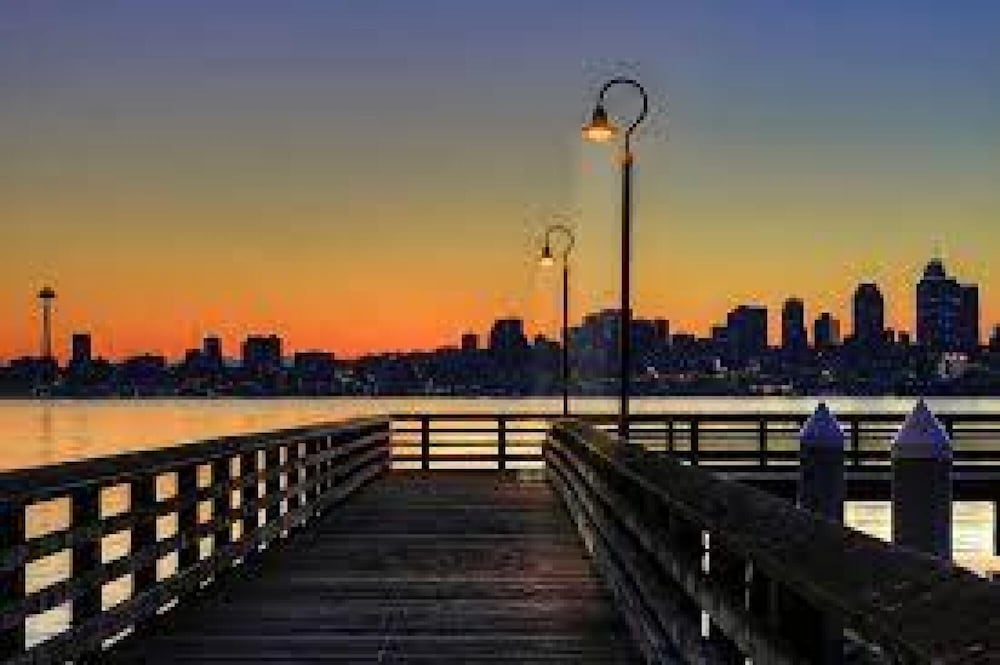 Alki Beach Escape Romantic Waterfront Getaway for 2 Extended Stay