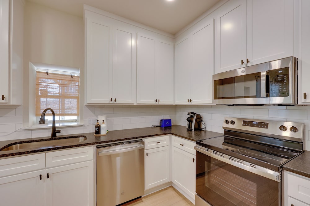 Duplex w/ Furnished Patio Near Lake Ouachita!