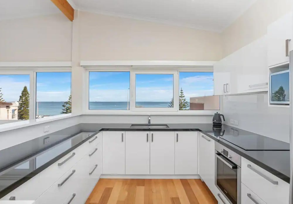 Beautiful 3BR Beachside Apt in Cottesloe!