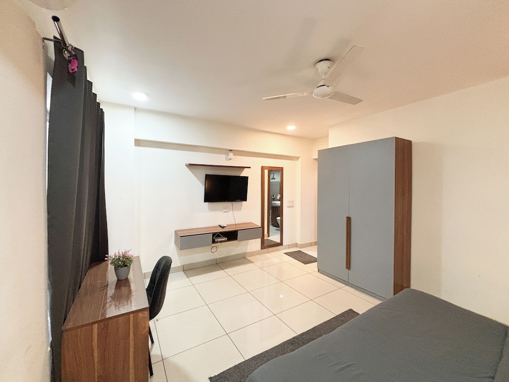 Housr Sector 28 Golf Course Road Next To Phase 1 Metro Station