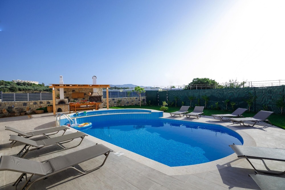 Stunning Villa Plumeria Rethymno view 2