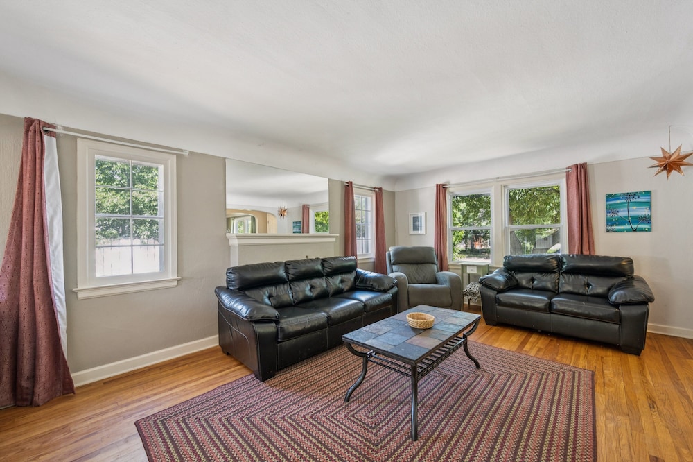 Charming Home Near Unc & Dt Greeley 5 Bedroom Home