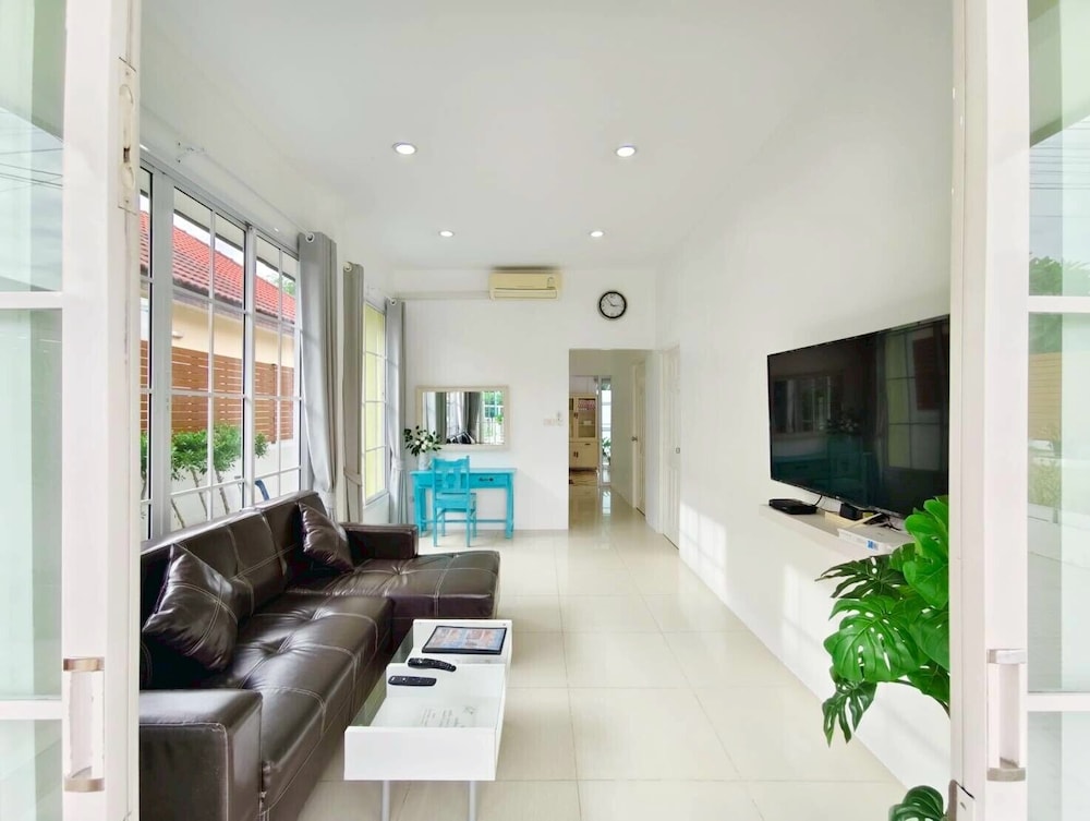 Canary Pool Villa Bangsaen