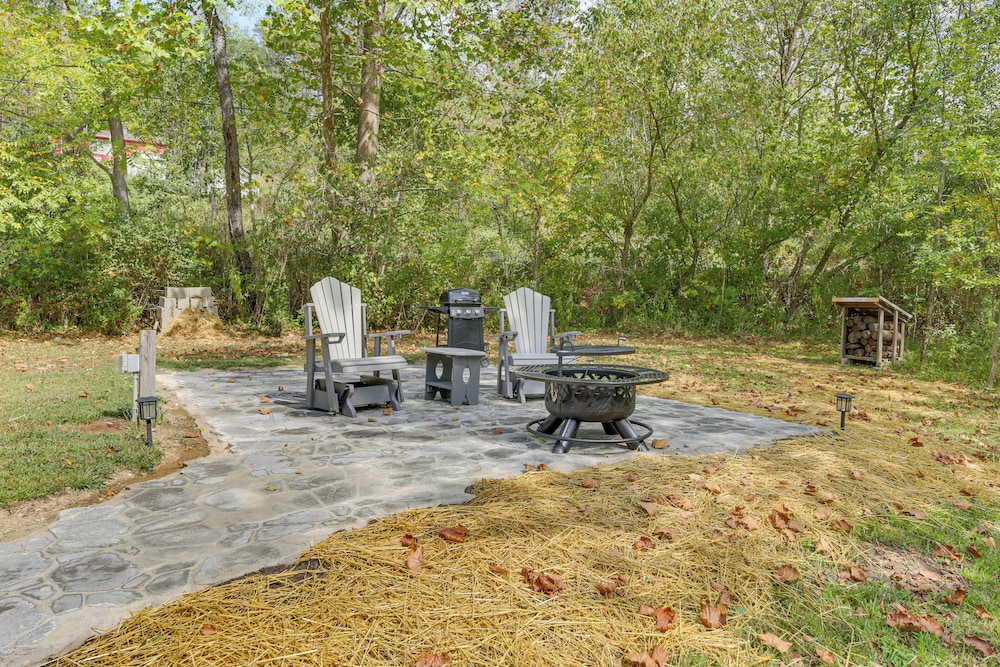 Cottage Close to Caves & Trails in Hocking Hills!