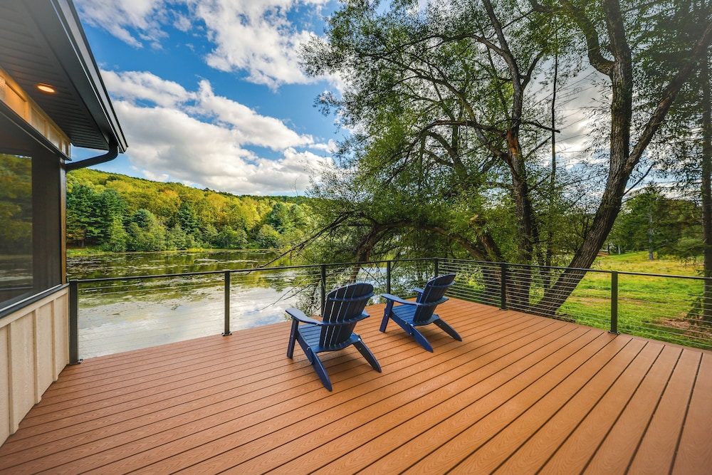 Waterfront New Albany Retreat w/ Therapy Animals