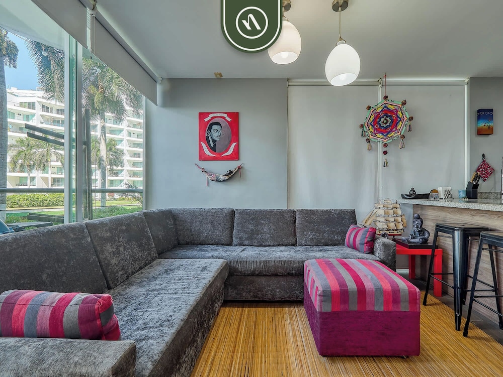 Beachfront 3BR Condo - Pool - Beach Club