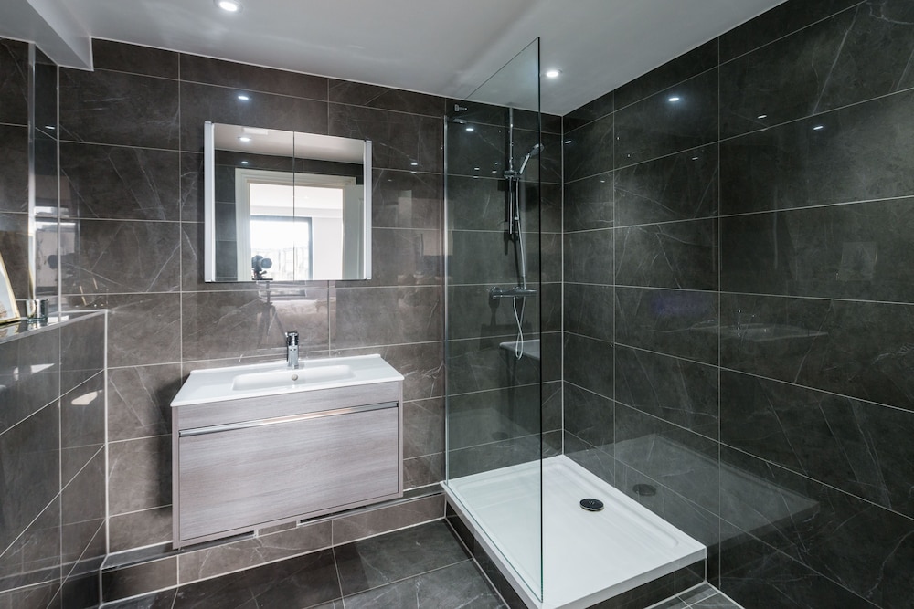 The Carlyle - Elegant Serviced Apartments