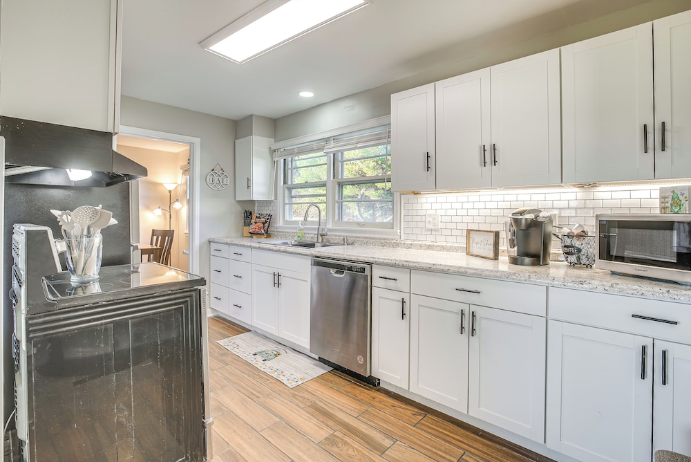 16 Mi to Buckeye Lake: Family-friendly Newark Home
