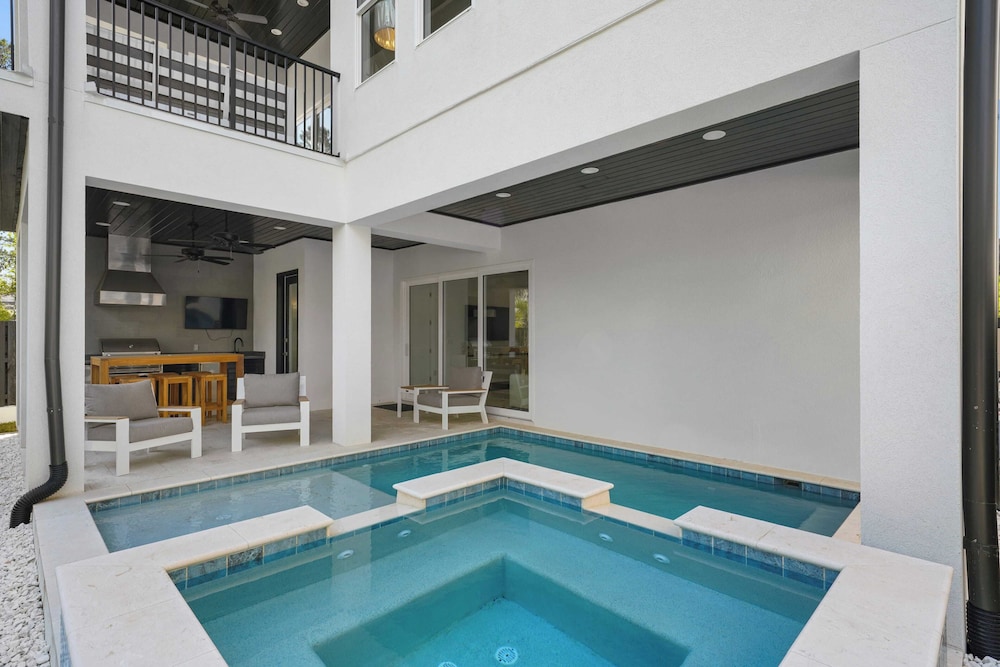 7 Bedroom Serentiy Sands Cottage with Heated Pool and Spa