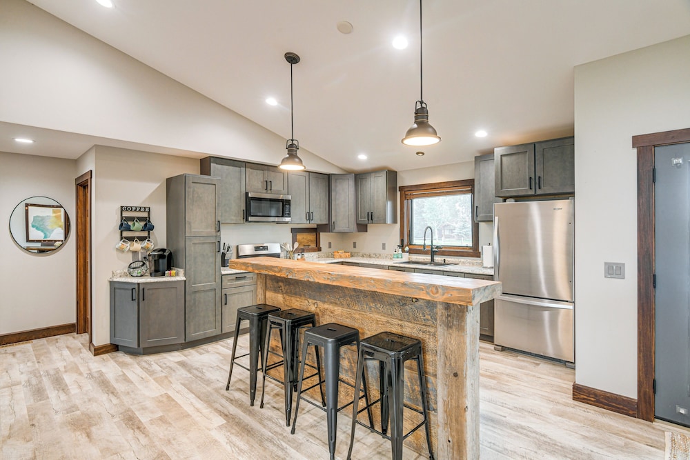Pinedale Getaway Near Hiking, Skiing & Lakes!