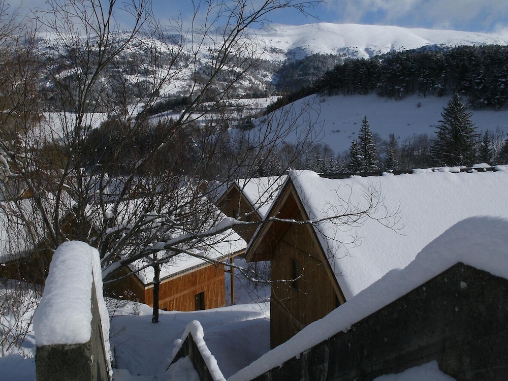 Alpine Escape Near Slopes