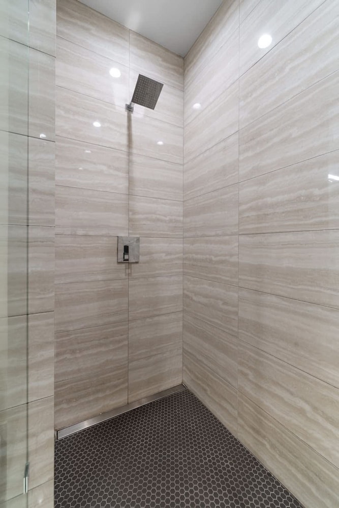 Stunning 5BR Home With 2 Rooftops Sauna Hot Tub