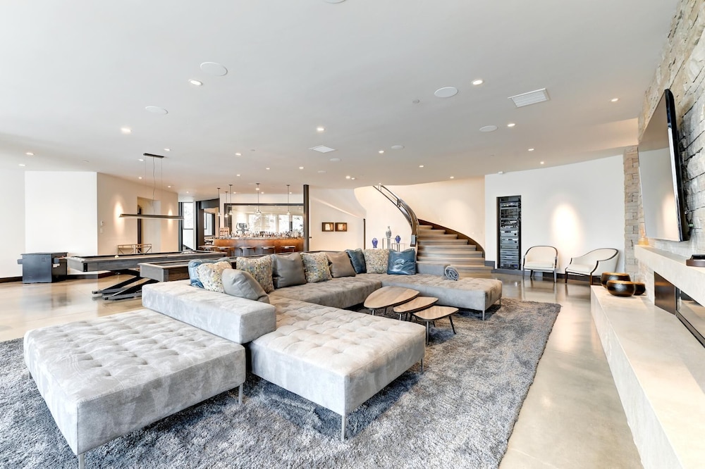 KBM Resorts Walk to Slopes, Sports Court, Private Home Theater, Sleeps 17, Outdoor Hot Tub Pco-184m