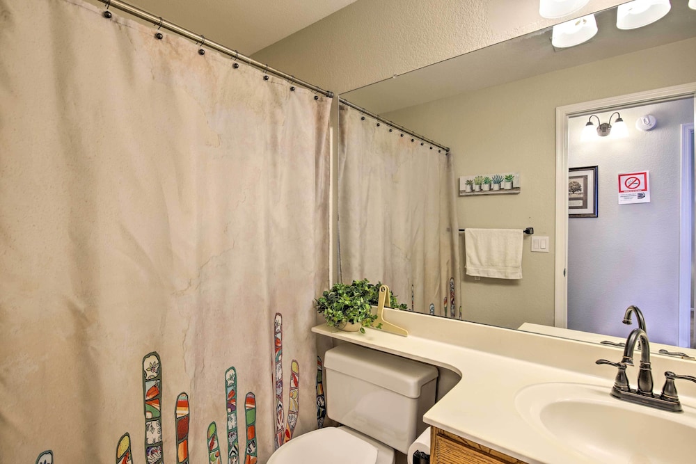 Breezy Mesa Condo w/ Community Pool & Hot Tub!