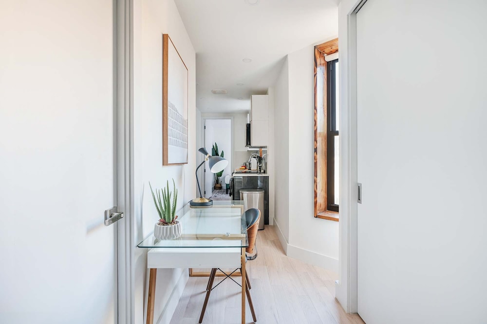 48-3fe 2BR Prime Midtown West