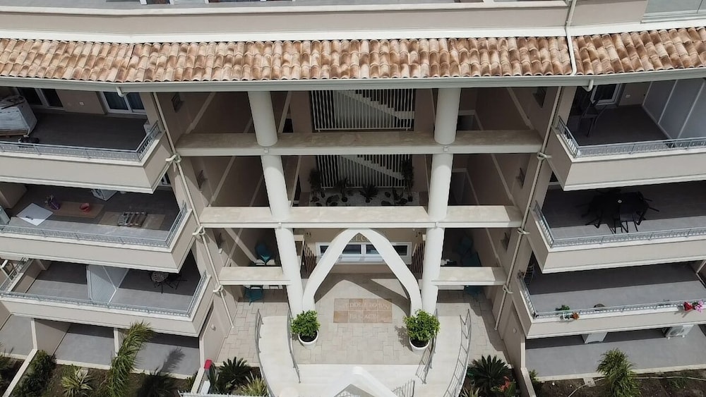 MIDDLE TOWN PALACE TROPEA