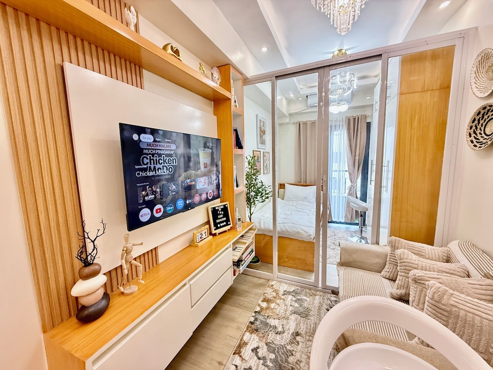Cozy Retreat w/Balcony Near SM Mall/NAIA Airport