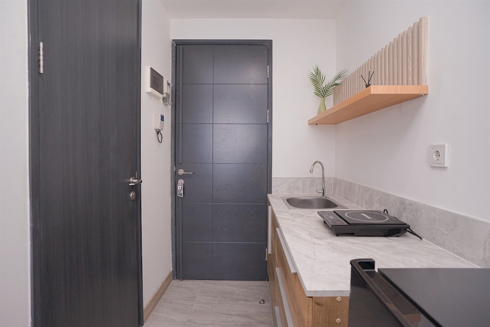 Warm Cozy Studio Room at Collins Boulevard Apartment