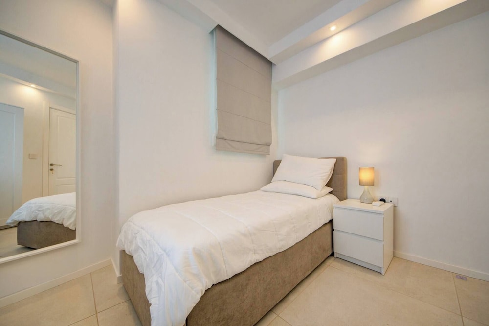 Luxury Penthouse With Private Pool and sea Views, Sleeps 6