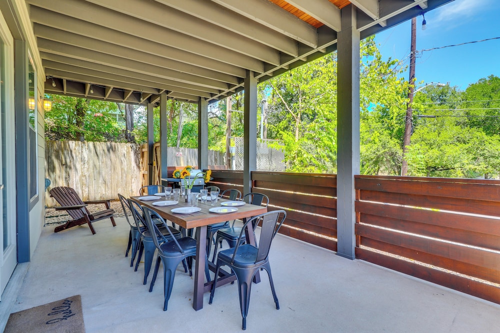 3 Mi to Dtwn: Centrally Located Austin Townhome