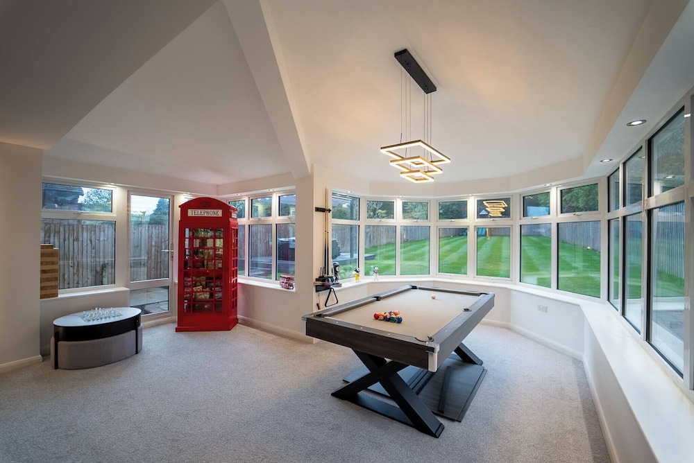 Luxury Retreat, Hot Tub, SK Massage Bed & Tesla