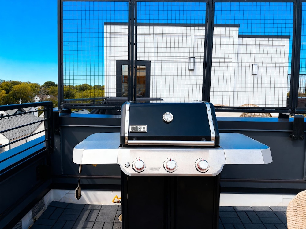 Luxe 4BR With Fire Pit Grill and City Views