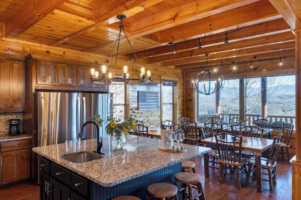 100 Guests Blackthorn: Sister Smokies Homes Luxury Mountain Retreat