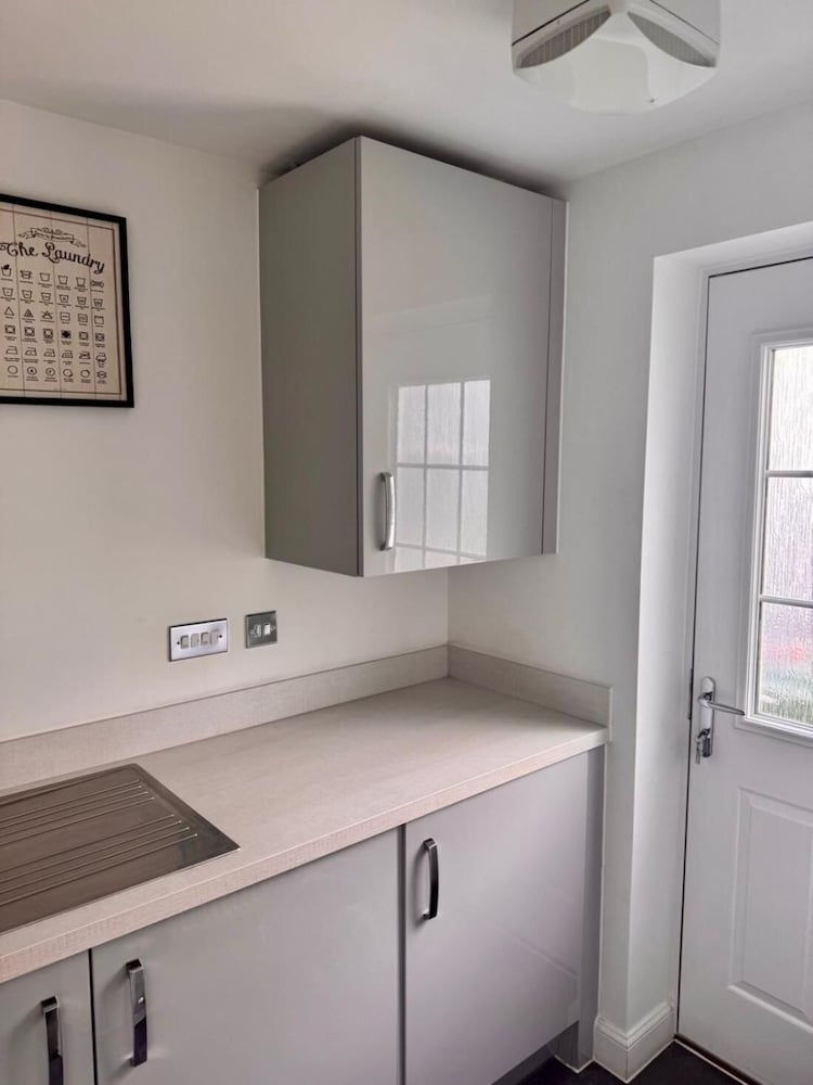 High END Spacious 4 Bed House - Free Parking