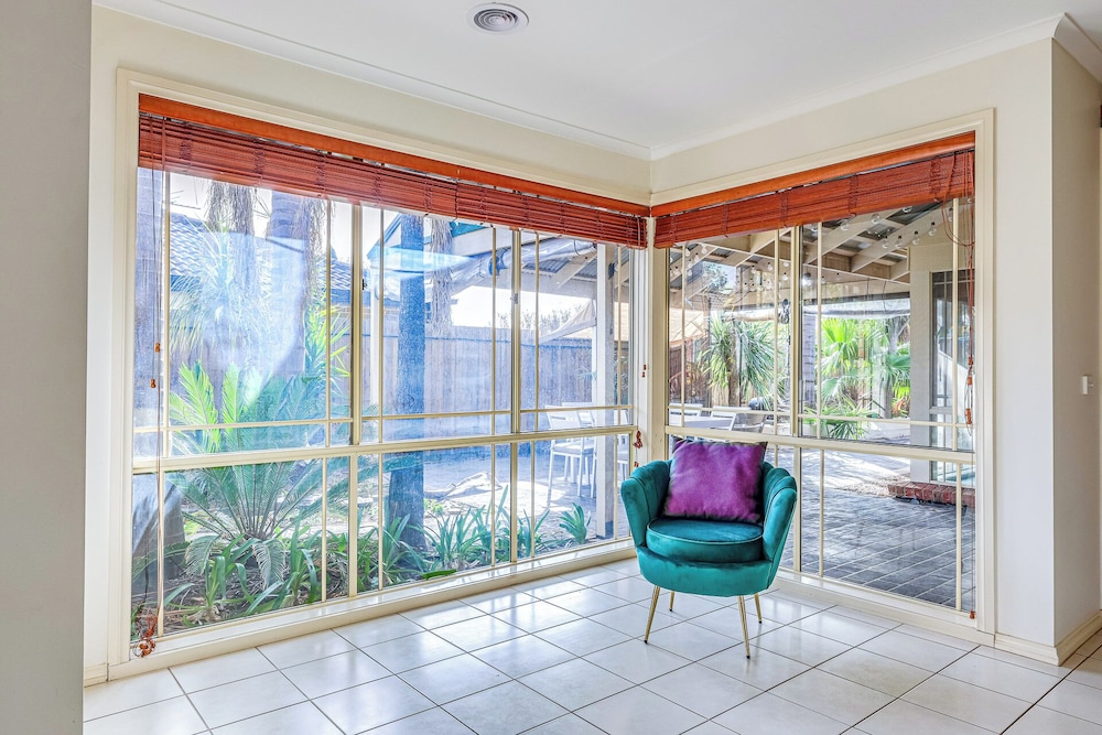 StayAU Family Retreat w/Pool Table in Cranbourne