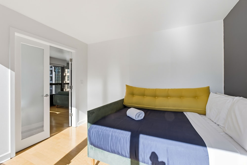 2bd River North Million Dollar Views! Parking Incl 2 Bedroom Condo