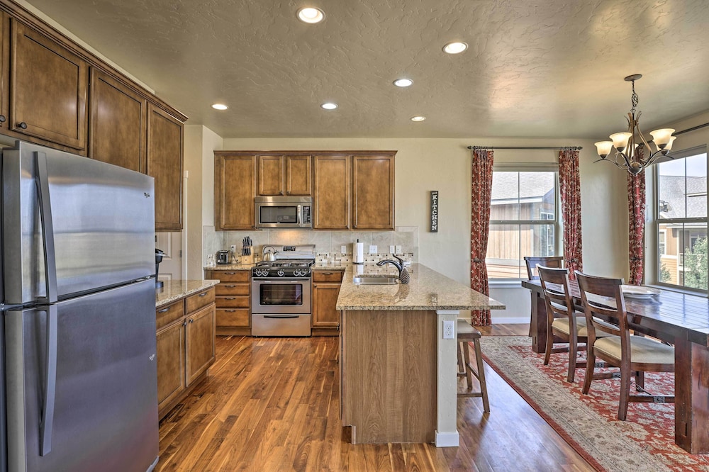 Deluxe Granby Ranch Hillside Home: Private Hot Tub