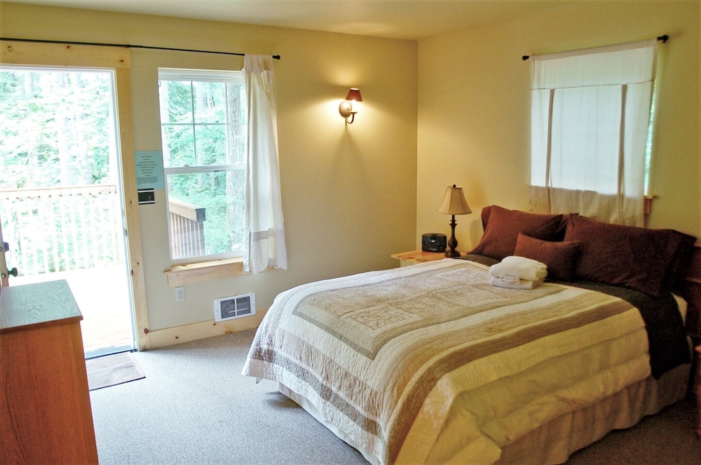 Glacier Springs Cabin 2bedrooms, 2 Baths - hot tub & Pet Friendly! view 2