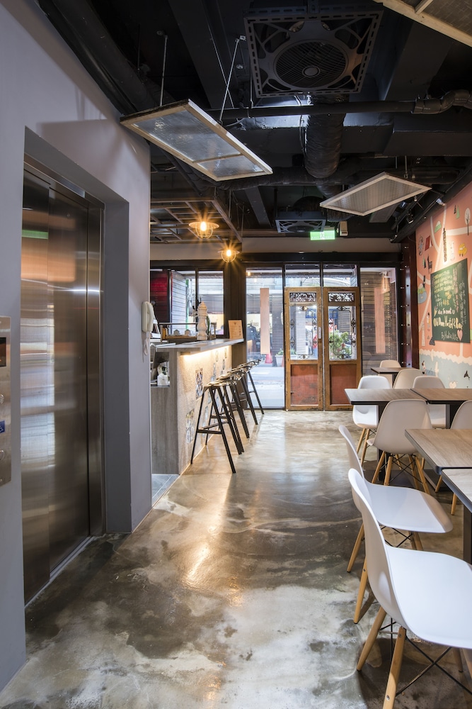 Old Door Hostel & Bar