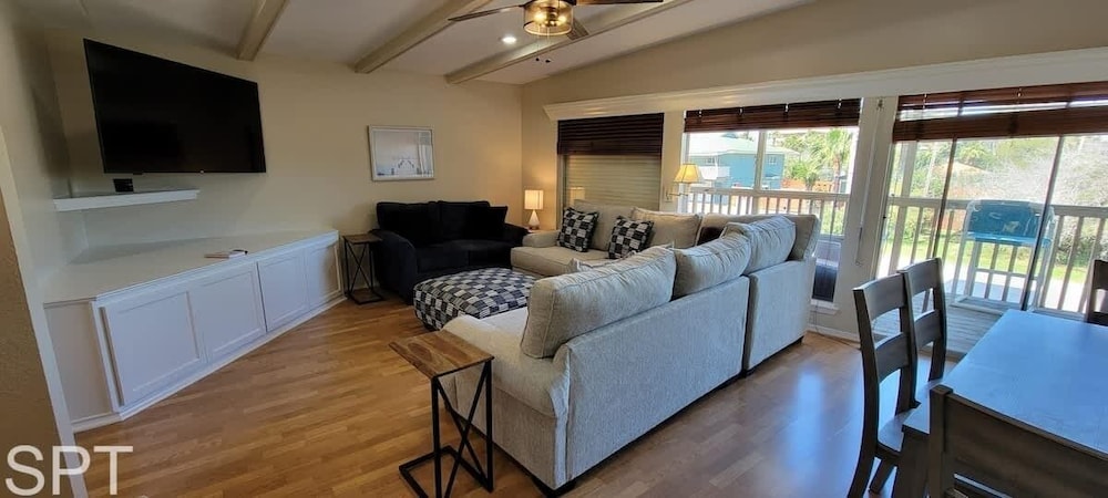 Large 3 Bedr Bay Views Pool Great Deck 3 Bedroom Condo