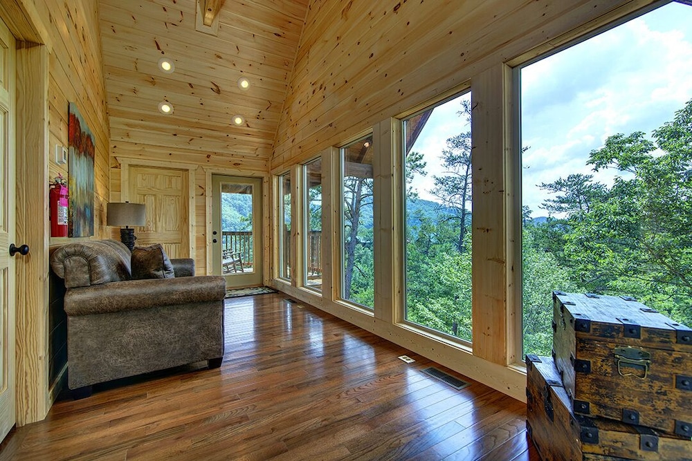Chateaux Nirvana - 5 Bedrooms, 5 Baths, Sleeps 20 Home by RedAwning