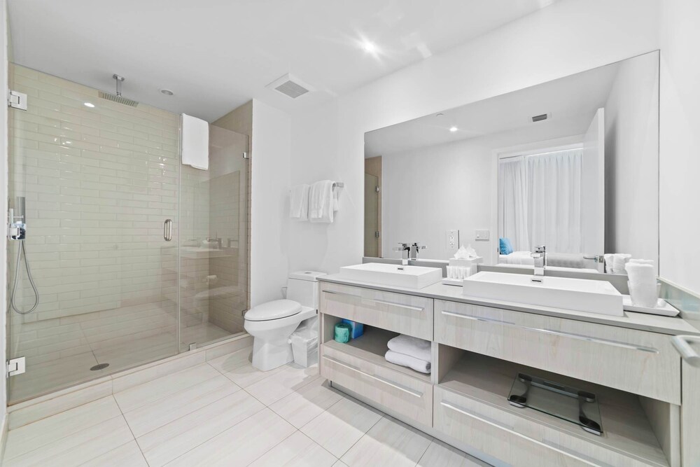 2BR Ocean Penthouse: Private Terrace & Hot Tub